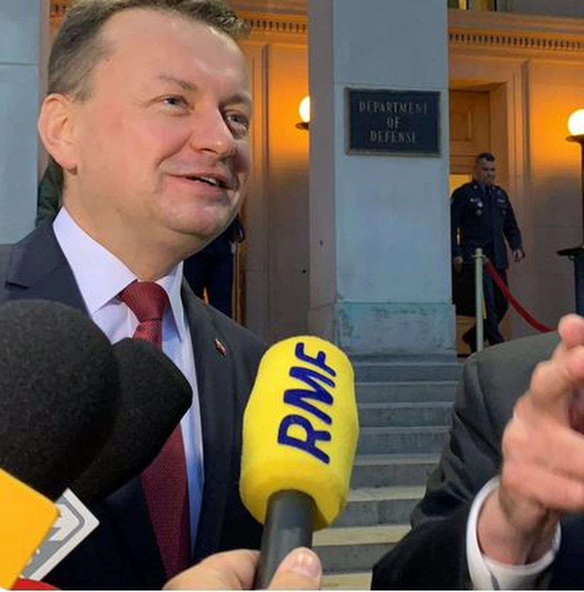 Minister obrony narodowej Mariusz Błaszczak, po zakończeniu rozmów w Waszyngtonie, powiedział, że Polska "jest na dobrej drodze aby osiągnąć sukces" w staraniach o lokalizację stałej bazy wojsk amerykańskich w Polsce. Jak dodał, atmosfera dwudniowych rozmów 
zarówno w Pentagonie, jak i w amerykańskim Senacie była bardzo dobra. Amerykański odpowiednik ministra Błaszczaka James Mattis zapytany, czy popiera polski pomysł ws. amerykańskiej bazy, odpowiedział: jest to sprawa, nad którą wspólnie pracujemy. 