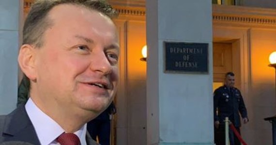 Minister obrony narodowej Mariusz Błaszczak, po zakończeniu rozmów w Waszyngtonie, powiedział, że Polska "jest na dobrej drodze aby osiągnąć sukces" w staraniach o lokalizację stałej bazy wojsk amerykańskich w Polsce. Jak dodał, atmosfera dwudniowych rozmów 
zarówno w Pentagonie, jak i w amerykańskim Senacie była bardzo dobra. Amerykański odpowiednik ministra Błaszczaka James Mattis zapytany, czy popiera polski pomysł ws. amerykańskiej bazy, odpowiedział: jest to sprawa, nad którą wspólnie pracujemy. 