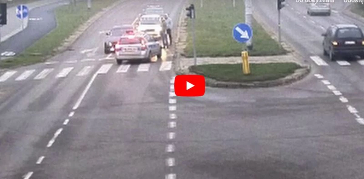 Na jednym ze skrzyżowań w Olsztynie na światłach zatrzymał się samochód. Z wnętrza auta słuchać było głośną muzykę, a za kierownicą siedział młody mężczyzna. 