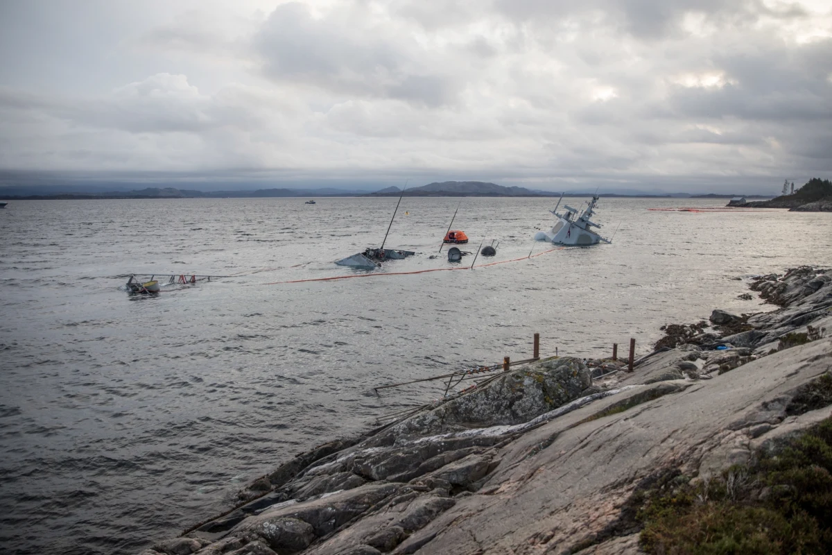 Norweska fregata, uszkodzona po zderzeniu z tankowcem u zachodnich wybrzeży Norwegii, zatonęła. Od 8 listopada norweska marynarka robiła wszystko, co mogła, żeby do tego nie dopuścić. Chciała odholować uszkodzoną fregatę do brzegu, ale okręt wciąż nabierał wody.  