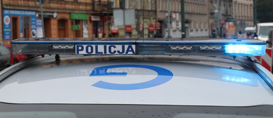 Policja wciąż poszukuje 4 napastników, którzy wczoraj przed południem w Krakowie, napadli na dwóch obywateli Turcji. Zostali oni pobici i obrabowani, zabrano im walizki ze złotą biżuterią wartą ponad 300 tysięcy euro.