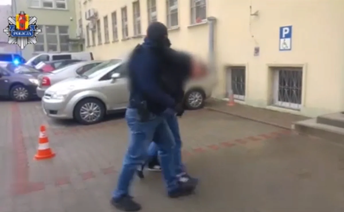 Łódzcy policjanci zatrzymali 6 pseudokibiców, którzy pobili i okradli sympatyka innego klubu piłkarskiego. Mężczyzna miał na tyle poważne obrażenia głowy, że trafił do szpitala.