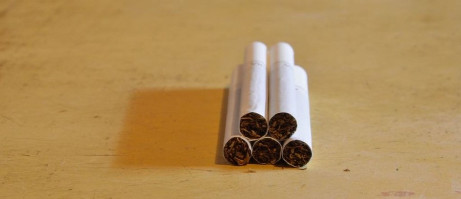 Ponad 2,5 tony tytoniu niewiadomego pochodzenia oraz urządzenia do jego przetwarzania zabezpieczyli w czasie akcji w województwie łódzkim funkcjonariusze Krajowej Administracji Skarbowej. Zatrzymano cztery osoby podejrzane o udział w tym przestępstwie.
