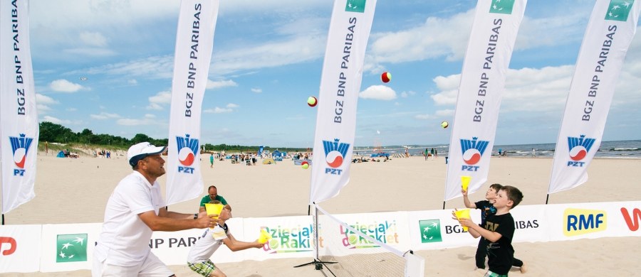 Dziecko zdrowe, radosne, pewne siebie i dobrze funkcjonujące w grupie rówieśniczej. Chyba każdy rodzic marzy o tym, żeby taka była jego pociecha. Zmiana cywilizacyjna i chroniczny brak czasu niejednokrotnie stają się niestety sporym utrudnieniem w osiągnięciu tego celu. Czy tenis może pomóc zdobyć super moc dorastania?

