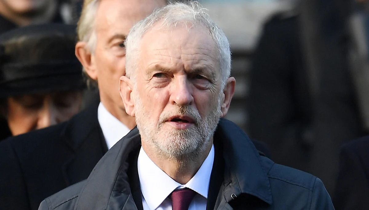 Lider opozycyjnej brytyjskiej Partii Pracy Jeremy Corbyn powiedział, że rząd Theresy May jest "pogrążony w chaosie", a projekt umowy wyjścia z UE jest "spartaczonym porozumieniem, które narusza czerwone linie wyznaczone przez samą premier". 