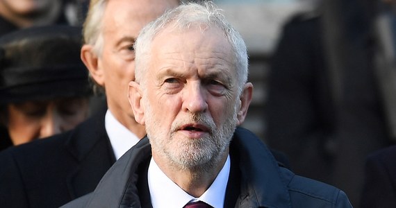 Lider opozycyjnej brytyjskiej Partii Pracy Jeremy Corbyn powiedział, że rząd Theresy May jest "pogrążony w chaosie", a projekt umowy wyjścia z UE jest "spartaczonym porozumieniem, które narusza czerwone linie wyznaczone przez samą premier". 