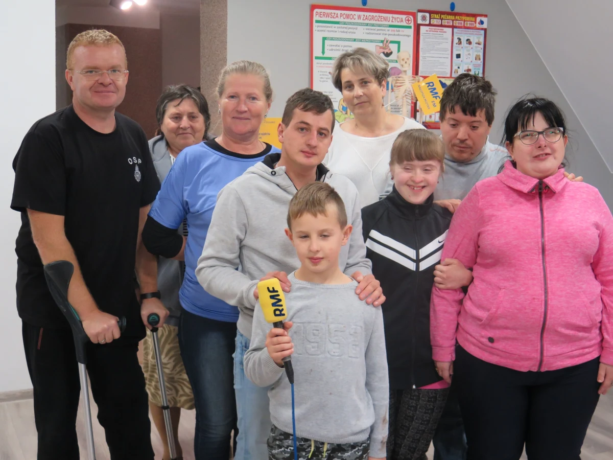 "Szkolenie za szkoleniem. Spotkanie za spotkaniem. Drzwi się niemal nie zamykają" - mówi nam z dumą Piotr Żyła z Ochotniczej Straży Pożarnej w Bogdanówce w Małopolsce. To w tamtejszej remizie strażackiej niespełna dwa miesiące temu w ramach akcji charytatywnej Lepsze Jutro z RMF FM uroczyście przekazaliśmy trzy wyremontowane i w pełni wyposażone sale. Jedno jest pewne: budynek tętni życiem, a w nowych pomieszczeniach odbywają się zajęcia, lekcje i kursy, w tym z udzielania pierwszej pomocy.   