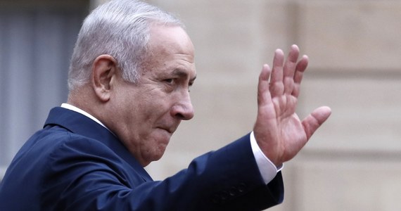 Z powodu odejścia z rządu Izraela ministra obrony Awigdora Liebermana premier Benjamin Netanjahu stoi teraz przed dylematem: albo odbędą się przyspieszone wybory, albo skapituluje przed ministrem edukacji Naftali Bennettem, oddając mu resort obrony - oceniają izraelskie media. 