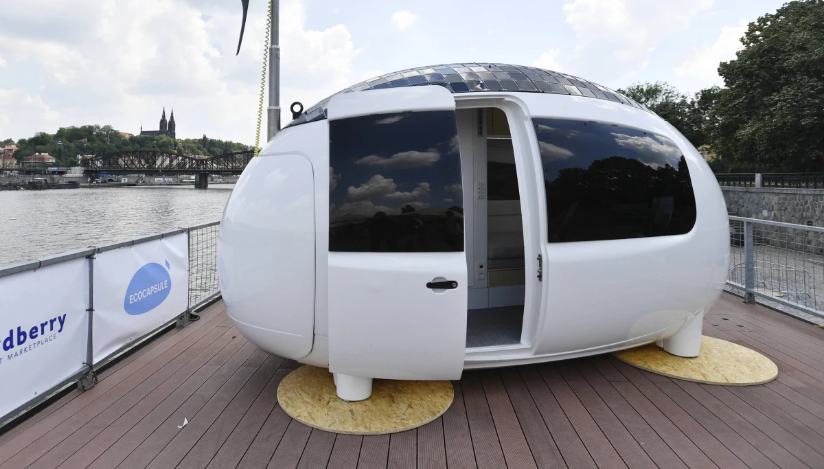 Inteligentne domy i miejsca pracy coraz częściej umożliwiają sterowanie kluczowymi funkcjami z pomocą internetu. Już nie tylko oświetlenie, klimatyzacja i ogrzewanie, czy systemy bezpieczeństwa mogą być podłączone do sieci, za pośrednictwem internetu możemy komunikować się też z lodówką, systemem audio-video, czy ekspresem do kawy. Wszystko to może już działać w obrębie tak zwanego internetu rzeczy. Zdaniem naukowców z Case Western Reserve University kolejnym etapem rozwoju otaczającej nas technologii będzie "internet uszu". Jak zapewniają, nowy system będzie wiedział tyle ile potrzeba i równocześnie pomoże chronić naszą prywatność.