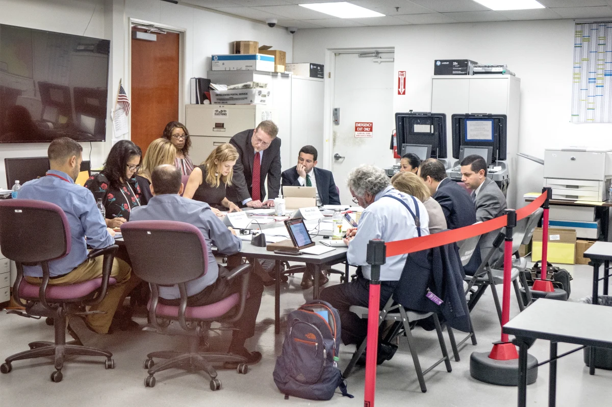 Stanowa komisja wyborcza na Florydzie zdecydowała o ręcznym liczeniu głosów oddanych w ostatnich wyborach do Senatu. Różnica między dotychczasowym reprezentantem stanu w Senacie Billem Nelsonem i jego republikańskim rywalem Rickiem Scottem jest minimalna.