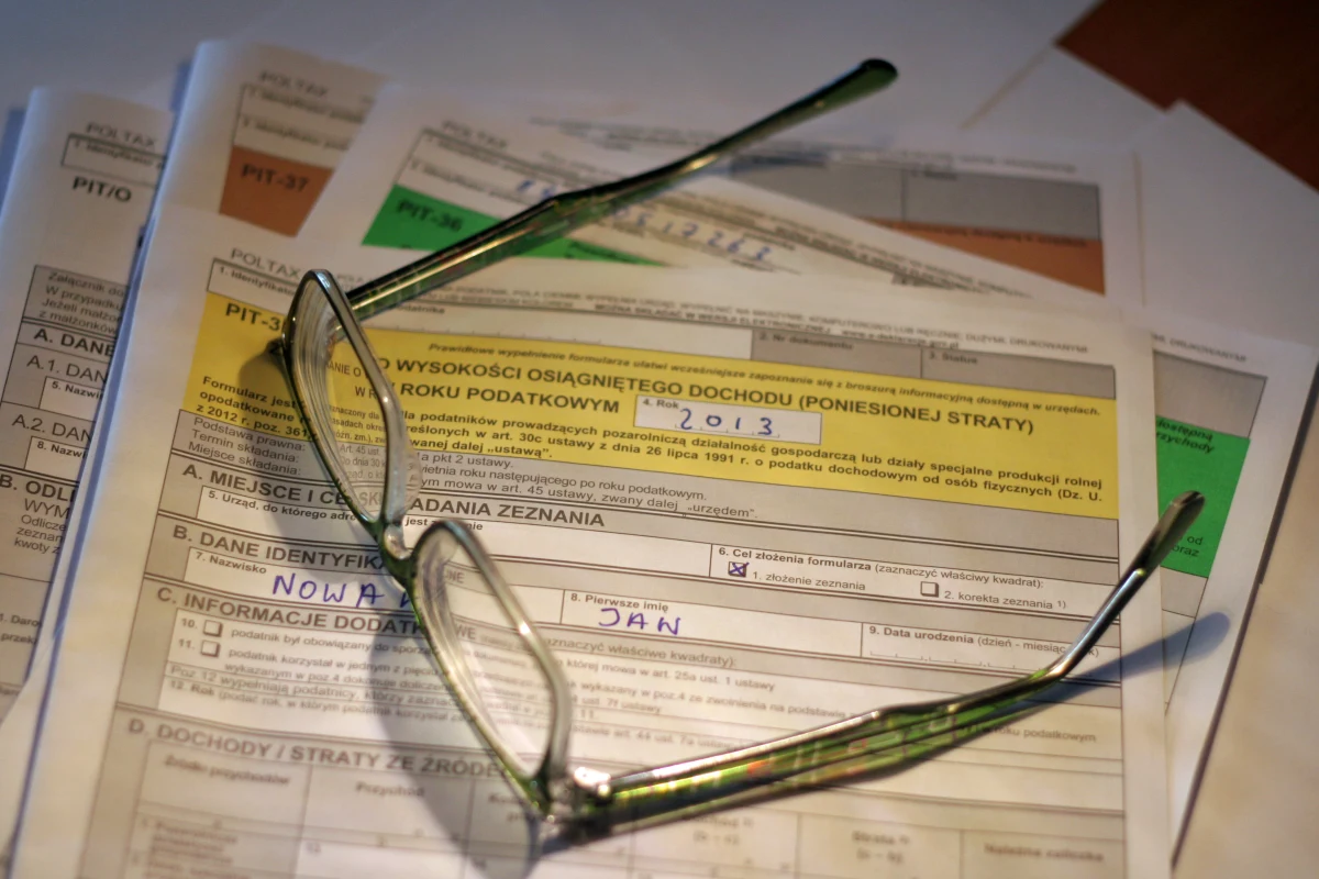 Przygotowana naprędce ustawa o podatku emigracyjnym może objąć nawet niewielkie majątki - pisze piątkowa "Rzeczpospolita". "Jedna z głośniejszych ostatnio uchwalonych ustaw – obliczona na uszczelnianie systemu finansów państwa – może się okazać legislacyjnym bublem. Tzw. exit tax, czyli podatek od przenoszenia za granicę firm i osób fizycznych, zdefiniowano tak niejasno, że może objąć właściwie każdego emigranta z majątkiem ulokowanym w papierach wartościowych" - czytamy. 