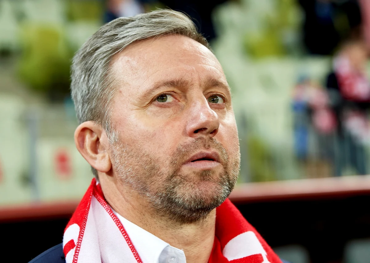 Jerzy Brzęczek wystawiając na mecz z Czechami silny skład pokazał, że od kolejnych eksperymentów i sprawdzania rozwiązań woli zwycięstwo, które pokrzepiłoby piłkarzy po czterech meczach bez wygranej i zakończyłoby dziennikarskie wyliczenia o serii meczów bez zwycięstwa. Na tle Czechów nasza kadra w najsilniejszym możliwym składzie wypadła jednak mdło i to mimo tego, że po przerwie miała przewagę. 