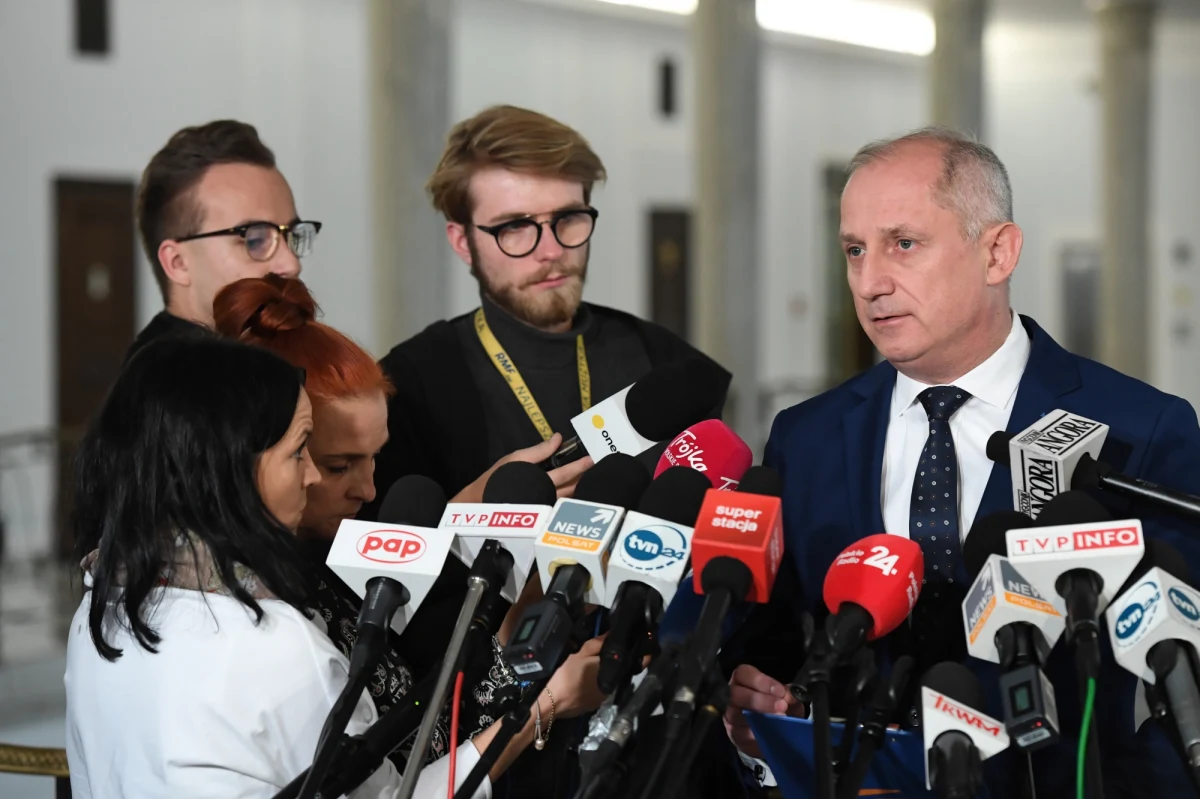 "Poprawka dotycząca przejmowania banków może być niekonstytucyjna" - ostrzega Biuro Legislacyjne Senatu. Chodzi o zmiany przyjęte przed tygodniem przez Sejm w ustawie o nadzorze nad rynkiem finansowym. Opozycja łączy poprawkę z aferą KNF. W ujawnionych nagraniach, pojawia się wątek przejęcia jednego z banków Leszka Czarneckiego. 