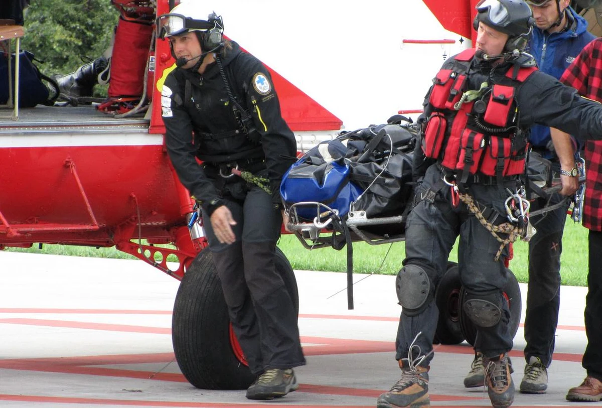 Niemal całą noc trwała akcja ratowników TOPR w rejonie Doliny Pięciu Stawów Polskich w Tatrach. Turysta prawdopodobnie poślizgnął się na oblodzonych skałach i spadł w rejonie Siklawy. 
