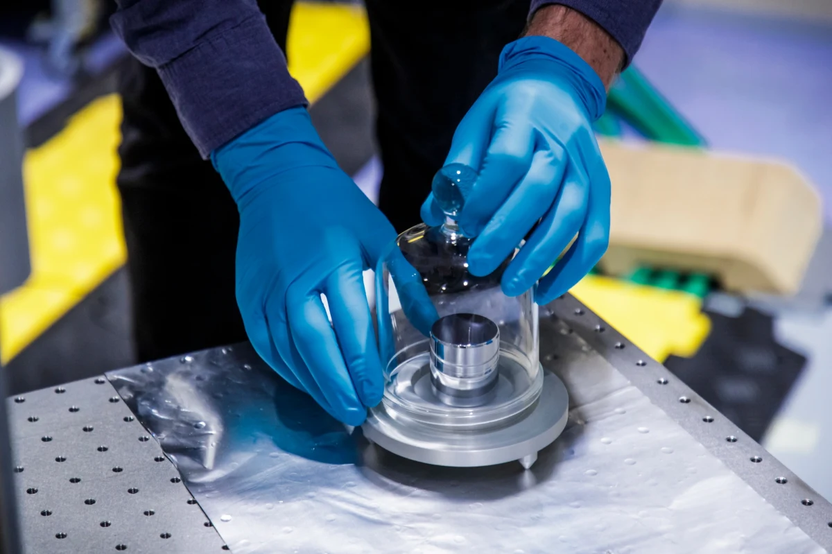 Obradująca w Paryżu Generalna Konferencja Miar i Wag (CGPM) podjęła decyzję o zmianie definicji jednostek miar, w tym uniezależnieniu niektórych z nich od fizycznych obiektów i związaniu z fundamentalnymi, niezmiennymi stałymi fizycznymi, obowiązującymi w całym Wszechświecie. Głosowano w sprawie czterech jednostek Międzynarodowego Układu Miar SI, już wcześniej nowych definicji doczekały się jednostki czasu i długości, sekunda i metr. Teraz dołączyły do nich jednostki masy: kilogram, natężenia prądu stałego: amper, temperatury: stopień Kelvina i ilości materii: mol.
Zmiany wejdą w życie od 20 maja przyszłego roku. Będą przełomowe dla naukowców i... zupełnie niezauważalne dla zwykłych śmiertelników. Może tylko w szkole trochę trudniej będzie uczniom te jednostki wytłumaczyć. Najbardziej spektakularne jest uniezależnienie się od przechowywanego w Sevres pod Paryżem odważnika, o którym wszyscy mieliśmy okazję słyszeć.