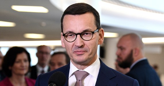 "Jestem przekonany, że w krótkim tempie dojdzie do wyjaśnienia sytuacji związanej z KNF" - zapewnił w piątek premier Mateusz Morawiecki w Jasionce koło Rzeszowa. Dodał, że instytucje nadzoru finansowego działają prawidłowo, także w ramach całego szerszego kontekstu makroostrożnościowego.