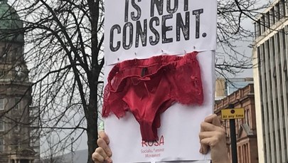 Stringi jako dowód w procesie o gwałt. Kobiety w Irlandii protestują