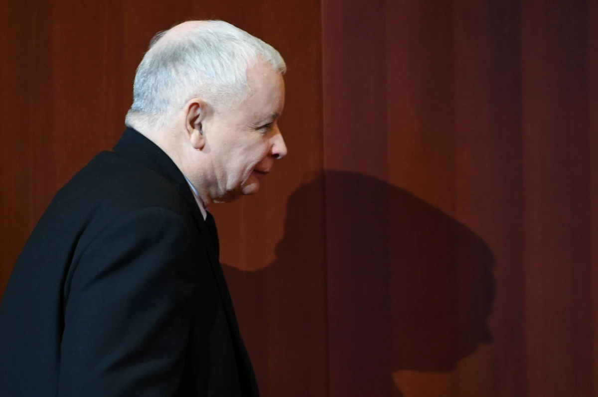 W siedzibie Prawa i Sprawiedliwości odbyła się wieczorna narada. Według informacji reportera RMF FM, na rozmowy z prezesem Jarosławem Kaczyńskim stawili się jego najbardziej zaufani współpracownicy. Wśród nich byli premier Mateusz Morawiecki, a także związani z partią eksperci w dziedzinie gospodarki. Tematem rozmów był prawdopodobnie kryzys związany z ujawnieniem nagrania z rozmowy miliardera Leszka Czarneckiego z szefem Komisji Nadzoru Finansowego. W jej trakcie Marek Chrzanowski miał oferować korzystne dla banków miliardera zapisy w prawie - w zamian za wielomilionowe wynagrodzenie dla wskazanego przez siebie prawnika.