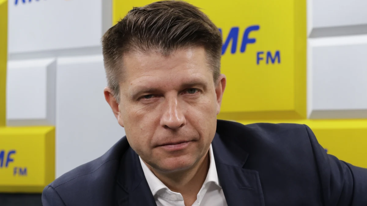 "Dzisiaj ogłoszę termin, kiedy zrobimy konwencję wyborczą, dzisiaj będzie konferencja, kiedy przedstawimy nazwę tego ugrupowania i logotyp. Partia jest już zarejestrowana. To jest ugrupowanie, które chce tworzyć nową jakość na scenie politycznej. (....) Nie będzie mojego imienia i nazwiska w nazwie" - mówi Ryszard Petru, założyciel Nowoczesnej, obecnie szef koła poselskiego Liberalno-Społeczni. "To będzie partia, która stawia na dwa filary: gospodarka i społeczeństwo. Uważam, że dzisiaj nikt  w polskim parlamencie nie walczy o dobre rozwiązania, które umożliwiłyby polskim przedsiębiorcom, ludziom aktywnym lepsze funkcjonowanie" - uważa poseł.