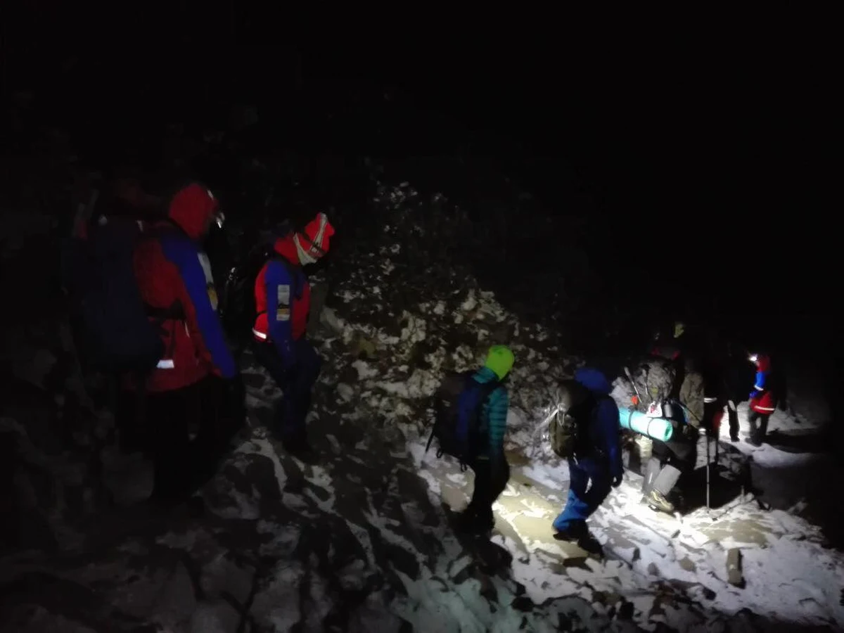 Nocna akcja ratunkowa na Babiej Górze. Późnym wieczorem o pomoc poprosiła para studentów. Dziewczyna nie była w stanie zejść ze szczytu. Ratownikom przyznała, że ostatni raz była w górach w podstawówce... nad Morskim Okiem.