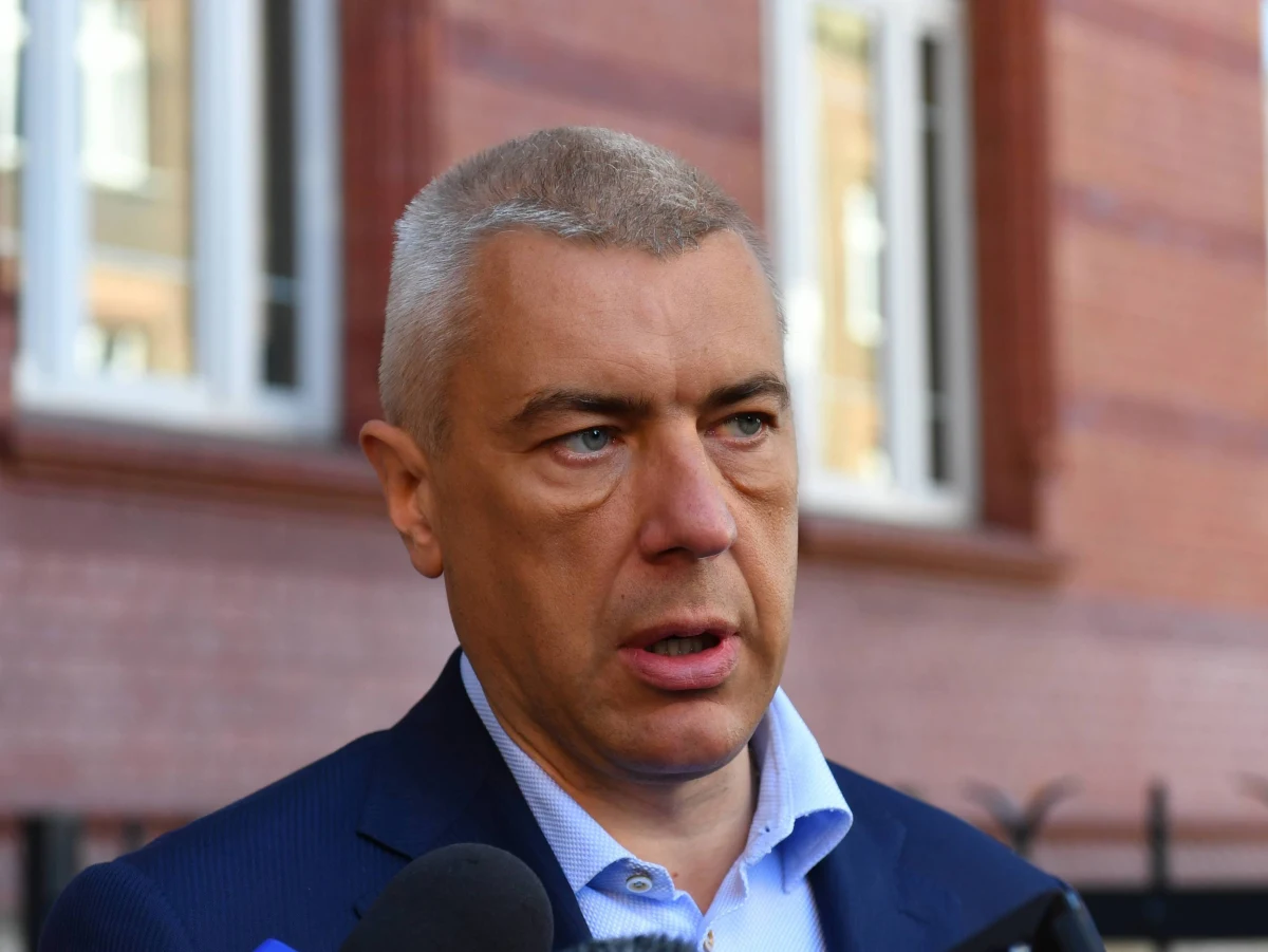 Jest kolejna taśma z aferze KNF! W poniedziałek mecenas Roman Giertych, pełnomocnik Leszka Czarneckiego, ma złożyć w prokuraturze nagranie z lipca. Jak twierdzi Giertych, to rozmowa miliardera z przewodniczącym KNF oraz innymi przedstawicielami tego urzędu, podczas której realizowany jest plan przejęcia banku Czarneckiego. "W poniedziałek złożę w prokuraturze nagranie rozmowy Leszka Czarneckiego z Markiem Chrzanowskim i innymi przedstawicielami KNF, które zostało zrobione w lipcu br." - zapowiada na Facebooku Giertych. W tym samym dniu prokuratura ma przesłuchać właściciela Getin Noble Banku.