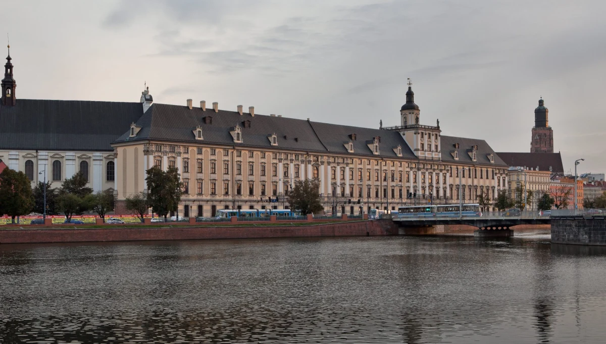 Decyzja prezydenta Wrocławia Rafała Dutkiewicza i władz uniwersyteckich jest kijem wsadzonym w mrowisko. Tym bardziej, że dzieje się to w 100. rocznicę powstania Orląt Lwowskich, które dla wielu mieszkańców Dolnego Śląska, wywodzących się z Kresów, mają ogromne znaczenie. Dlaczego swoich tablic nie ma wielu zasłużonych Polaków, którzy w XIX i XX studiowali we Wrocławiu, a funduje się tablicę komuś, kto opowiedział się przeciwko Polsce?