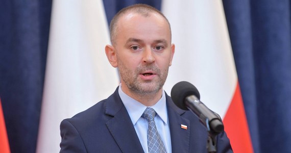 ​Nie widzę podstaw do utraty zaufania do szefa Bankowego Funduszu Gwarancyjnego i członka KNF Zdzisława Sokala - mówi prezydencki minister Paweł Mucha. Sokal to przedstawiciel prezydenta w KNF. Na taśmach ujawnianych przez Romana Giertycha, pełnomocnika Leszka Czarneckiego, to Sokal miał być autorem planu przejęcia Getin Noble Banku. Giertych twierdzi, że na nowej taśmie z lipca - którą w poniedziałek złoży w prokuraturze - także jest mowa o realizacji "planu Sokala".