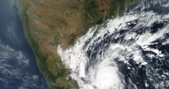 Do 33 osób wzrosła liczba ofiar śmiertelnych cyklonu Gaja, który uderzył w stan Tamilnadu w południowych Indiach. Z powodu żywiołu swoje domy musiało opuścić ponad 80 tys. ludzi.