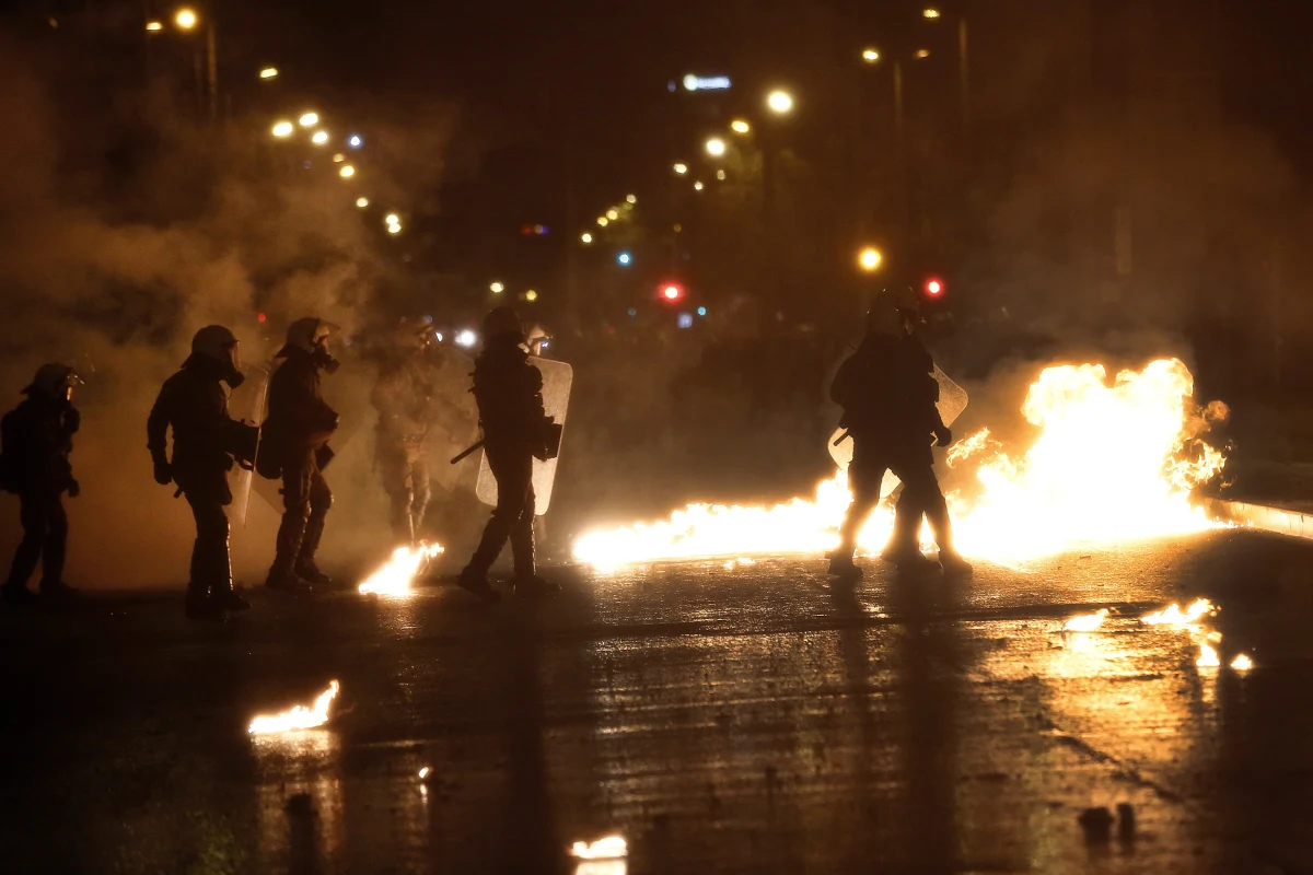 Nawet 10 tysięcy ludzi wzięło udział w marszach w Atenach i Salonikach w 45. rocznicę krwawego powstania studentów przeciwko rządzącej wtedy tzw. juncie czarnych pułkowników. Doszło do ostrych starć z policją.