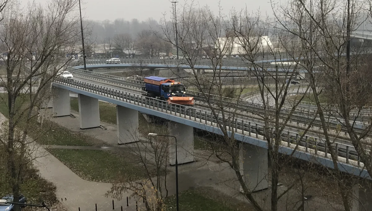 Bardzo złe warunki do jazdy po Warszawie. Pada marznący deszcz i deszcz ze śniegiem. Na ulicach w wielu miejscach jest "szklanka". Na ulice stolicy wyjechały 42 posypywarki.