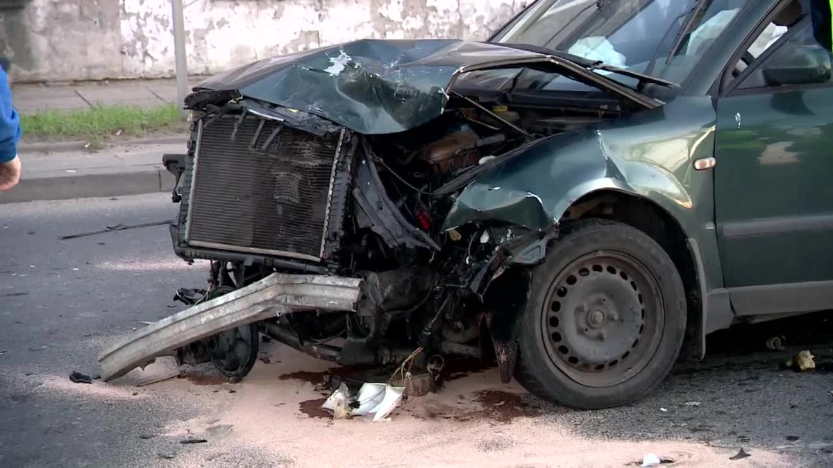 ​Policjanci poszukują kierowcy ciemnego granatowego lub czarnego forda mondeo, który mógł przyczynić się do wczorajszego karambolu na ul. Pabianickiej w Łodzi. Zderzyło się wtedy 6 aut i rannych zostało dwoje dzieci.