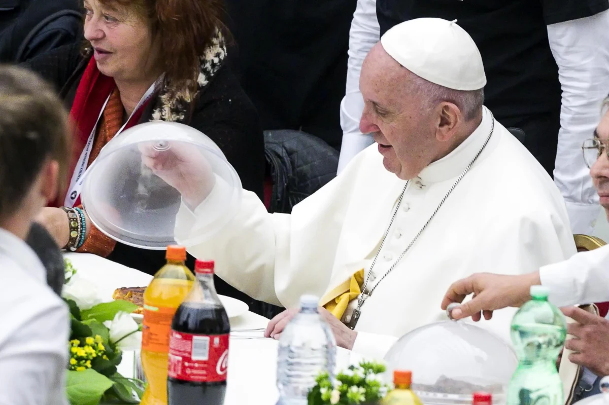 Papież Franciszek powiedział, że krzyk ubogich na świecie jest coraz silniejszy każdego dnia, ale jest mniej słyszany, "przyćmiony zgiełkiem nielicznych bogatych". Podkreślił, że pomoc potrzebującym nie jest "modą pontyfikatu", lecz koniecznością. W obchodzony po raz drugi Światowy Dzień Ubogich papież odprawił rano w bazylice Świętego Piotra mszę, w której uczestniczyło także kilka tysięcy ludzi bezdomnych i biednych, wśród nich migrantów.