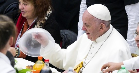 Papież Franciszek powiedział, że krzyk ubogich na świecie jest coraz silniejszy każdego dnia, ale jest mniej słyszany, "przyćmiony zgiełkiem nielicznych bogatych". Podkreślił, że pomoc potrzebującym nie jest "modą pontyfikatu", lecz koniecznością. W obchodzony po raz drugi Światowy Dzień Ubogich papież odprawił rano w bazylice Świętego Piotra mszę, w której uczestniczyło także kilka tysięcy ludzi bezdomnych i biednych, wśród nich migrantów.