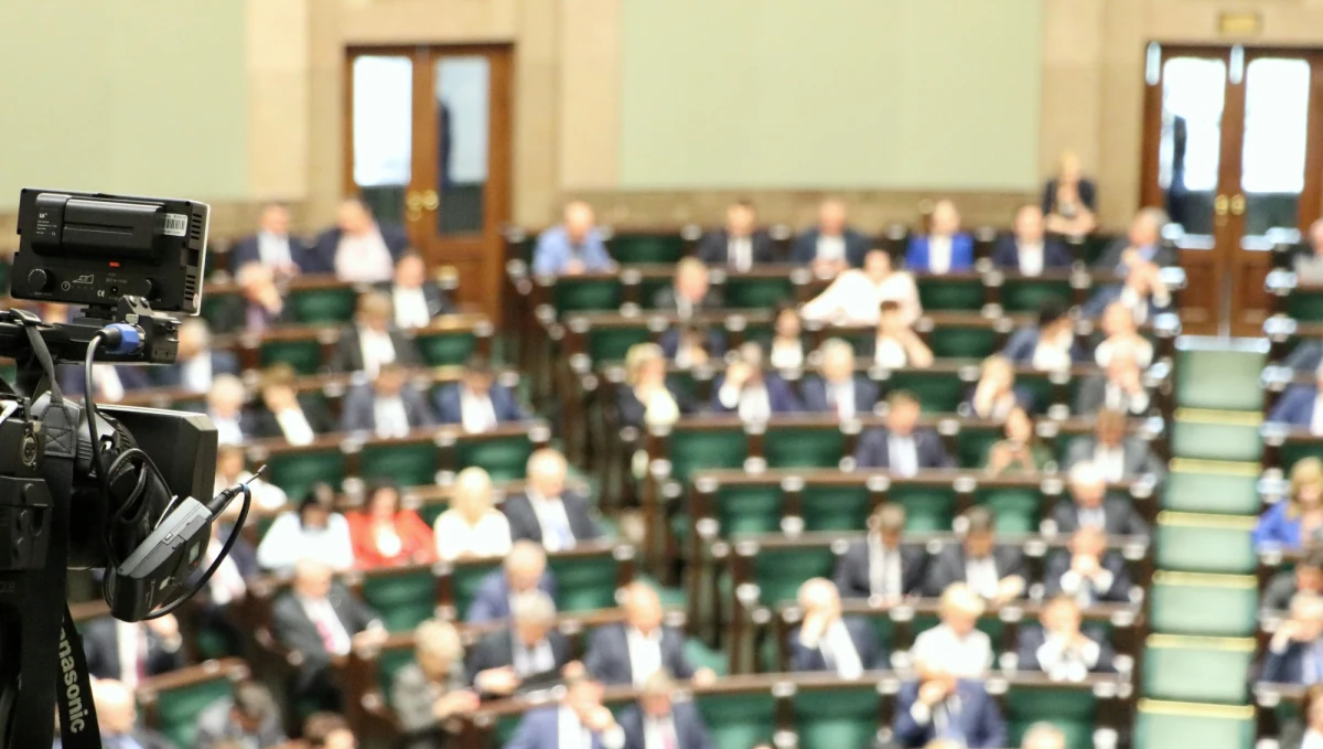 Posłom PiS tak bardzo zależało na szybkim uchwaleniu przepisów umożliwiających przejmowanie banków za złotówkę, że przegłosowali je dwa razy w dwóch różnych ustawach. W tym drugim przypadku złamali konstytucję - pisze "Dziennik Gazeta Prawna".