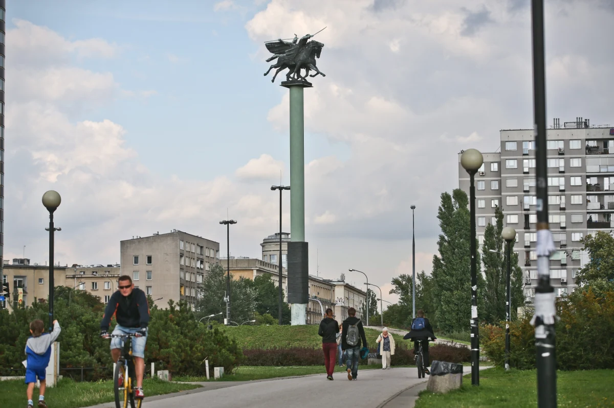 Eksperci z Biura Poszukiwań i Identyfikacji Instytutu Pamięci Narodowej prawdopodobnie w drugim kwartale przyszłego roku rozpoczną prace archeologiczno-ekshumacyjne na terenie Pola Mokotowskiego w Warszawie – pisze "Gazeta Polska Codziennie". "IPN starał się, aby pierwsze prace archeologiczno - ekshumacyjne rozpoczęły się jeszcze w tym roku. Niestety formalności wymaganych przez instytucje miejskie nie udało się dopełnić" - dodaje "GPC".