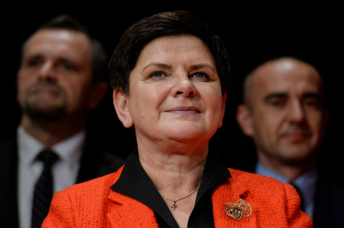 "Im mocniej Donald Tusk się wypowiada, tym większe wzbudza przerażenie u obecnych liderów opozycji" - stwierdziła w wywiadzie dla tygodnika "Sieci" wicepremier Beata Szydło. Jak podkreśliła, powrót Tuska będzie oznaczał "spore przetasowania na szczytach zarówno Platformy Obywatelskiej, jak i orbitujących wokół niej środowisk opozycyjnych".