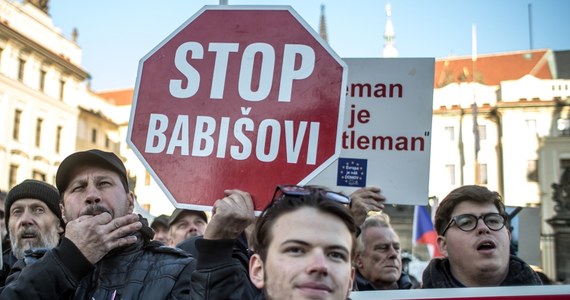 Mój syn jest psychicznie chory, dlatego sądzi, że został uprowadzony na Krym – stwierdził w wywiadzie dla prywatnej TV Nova premier Czech Andrej Babisz. Powtórzył, że nie zamierza rezygnować z funkcji mimo sobotnich wielotysięcznych demonstracji. 