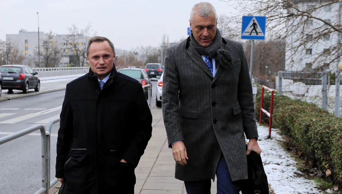 Leszek Czarnecki stawił się o 10:35 w śląskim wydziale Prokuratury Krajowej w Katowicach. Przesłuchanie właściciela Getin Noble Banku zaczęło się o godz. 11:00. Miliarder jest pierwszą osobą przesłuchiwaną przez śledczych w aferze KNF.