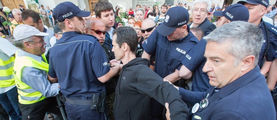 Ruszył proces Władysława Frasyniuka oskarżonego o naruszenie nietykalności dwóch umundurowanych policjantów. Chodzi o incydenty z 10 czerwca 2017 r. podczas kontrmanifestacji wobec marszu smoleńskiego.