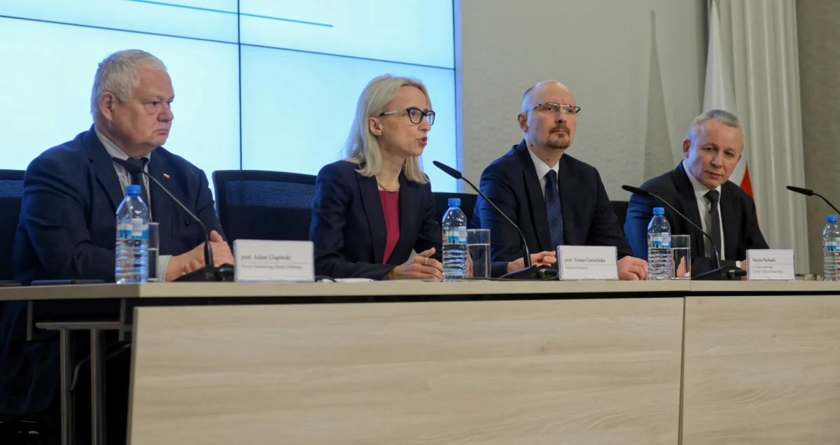 Jeśli Komitet Stabilności Finansowej zbiera się w niedzielę wieczorem, o drugiej w nocy wydaje komunikat o tym, że wszystko jest pod kontrolą, a rano organizuje briefing, na którym szef NBP twierdzi, że KSF musiał się spotkać „ze względu na szum medialny” to tylko ktoś naiwny może sądzić, że wszystko gra. 