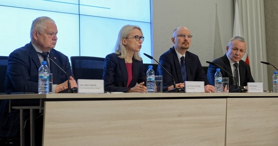 Jeśli Komitet Stabilności Finansowej zbiera się w niedzielę wieczorem, o drugiej w nocy wydaje komunikat o tym, że wszystko jest pod kontrolą, a rano organizuje briefing, na którym szef NBP twierdzi, że KSF musiał się spotkać „ze względu na szum medialny” to tylko ktoś naiwny może sądzić, że wszystko gra. 