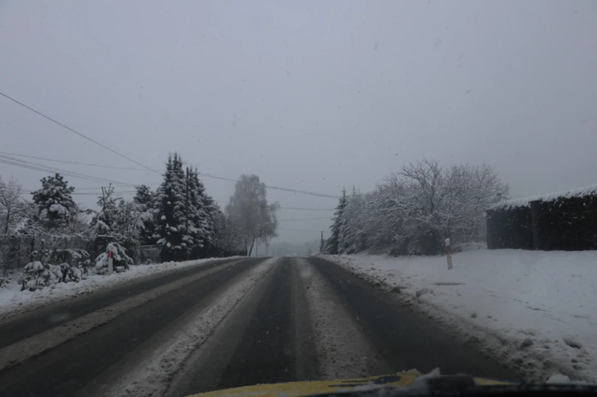 Uwaga na czarny lód. Co to takiego? Specjaliści określają tak wyglądającą na czarną i mokrą, ale podmarzniętą jezdnię. Z takim zjawiskiem mamy do czynienia, gdy po opadach np. śniegu koła samochodu rozjeżdżą go, a temperatura jest ujemna. 


