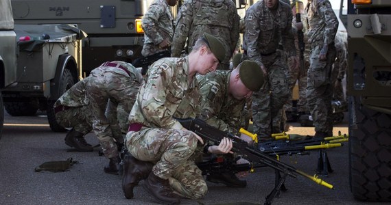 ​Brytyjska armia rozpoczęła przygotowania na wypadek odejścia Wielkiej Brytanii z Unii Europejskiej bez umowy regulującej opuszczenie Wspólnoty. Wśród rozważanych scenariuszy jest skierowanie żołnierzy na ulice, by powstrzymać ewentualne niepokoje społeczne.