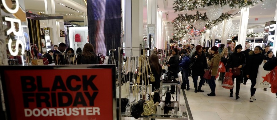 Black Friday  w Polsce to dosyć nowa tradycja. Przyjęła się jednak chętnie, bo w końcu kto nie lubi niższych cen. Piątek wielkich przecen zaczął się w Stanach Zjednoczonych. To zawsze piątek po Dniu Dziękczynienia (czyli czwarty piątek listopada). Jest to też oficjalny początek sezonu zakupów przed Bożym Narodzeniem.