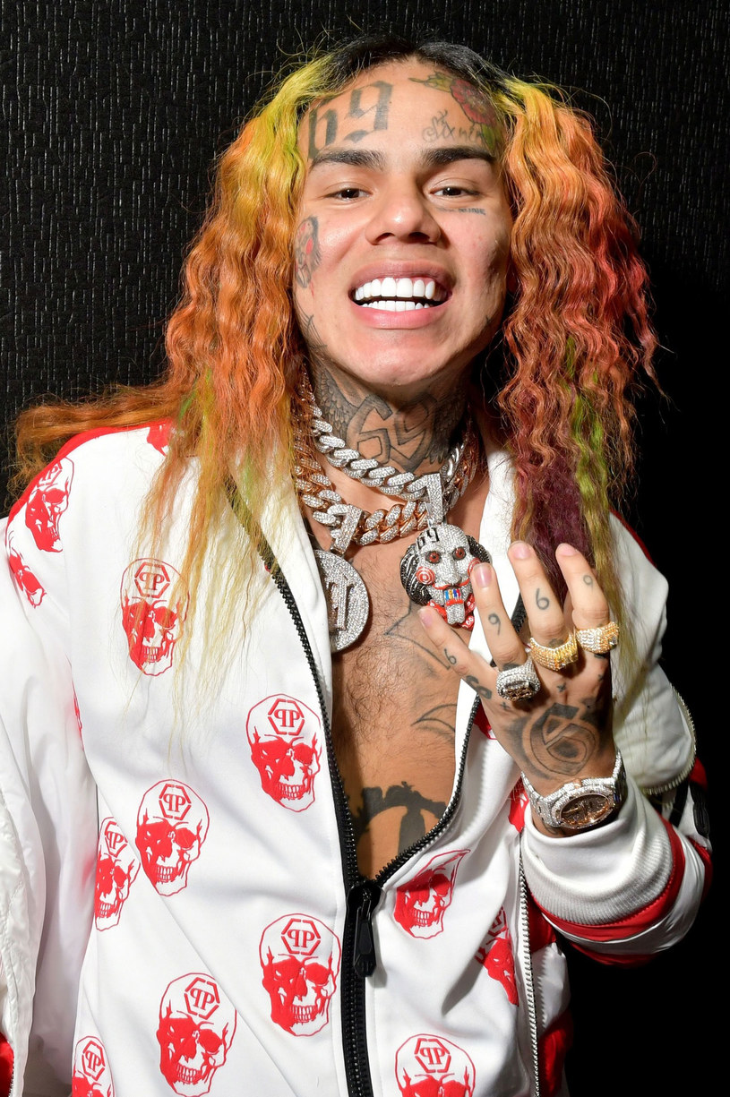 Jak donosi TMZ.com Tekashi 6ix9ine został aresztowany w niedzielę 18 listopada przez agentów federalnych. Postawiono mu zarzuty w związku z licznymi przestępstwami. Raperowi grozi dożywotnie więzienie.