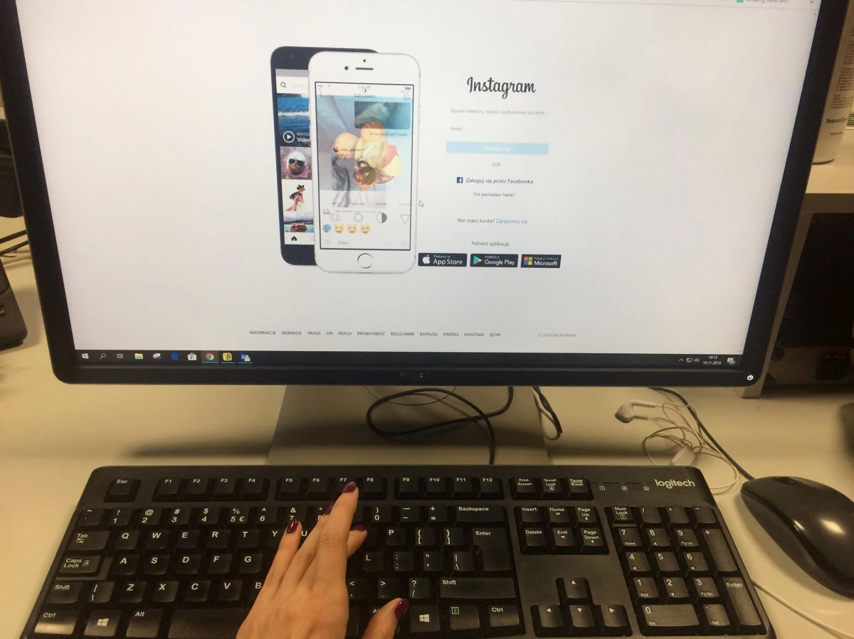 Media społecznościowe zamiast zacieśniać nasze związki z innymi, wpędzają nas w samotność, a czasem i depresję - piszą w grudniowym numerze czasopisma "Journal of Social and Clinical Psychology" psycholodzy z University of Pennsylvania. Choć informacje o tym, że nadmiar czasu spędzanego w sieci może mieć niekorzystny wpływ na nasze samopoczucie i kontakty z innymi, pojawiały się ostatnio coraz częściej, po raz pierwszy udało się naukowo ten efekt potwierdzić. Naukowcy dokonali tego w oparciu o analizę aktywności ochotników na portalach Facebook, Snapchat i Instagram.