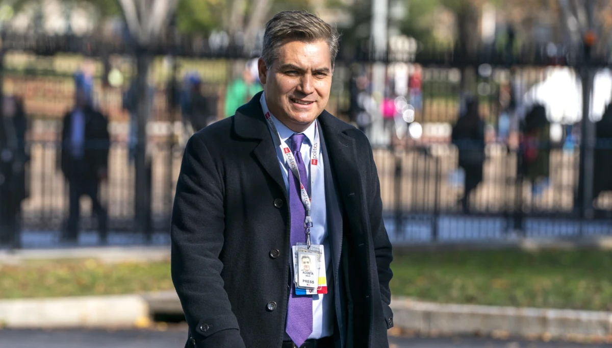 ​Administracja prezydenta USA Donalda Trumpa zagroziła, że pod koniec bieżącego miesiąca ponownie odbierze korespondencie telewizji CNN Jimowi Acoście stałą akredytację przy Białym Domu.