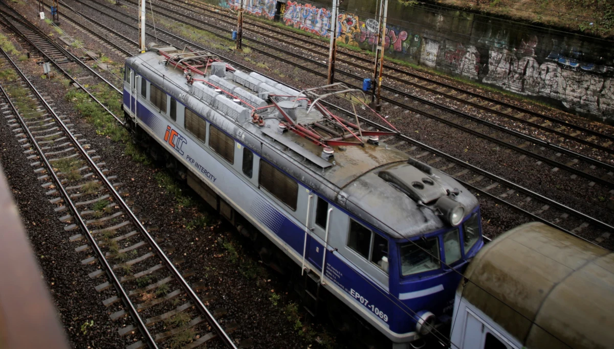 ​Opóźnione były pociągi z Warszawy do Skierniewic, Łodzi, Kutna, a także w kierunku Krakowa i Katowic. Wszystko przez uszkodzony rozjazd na stacji Warszawy Włochy. Pociągi wyjeżdżające ze stolicy na zachód mogły jechać tylko po dwóch torach, zamiast po czterech.