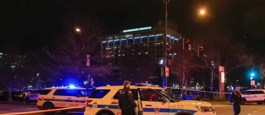 ​Strzelanina w szpitalu w Chicago. Mężczyzna śmiertelnie postrzelił w poniedziałek policjanta i dwie inne osoby, po czym poniósł śmierć podczas wymiany ognia z policją. Lekarze i pacjenci w panice uciekali z budynku.