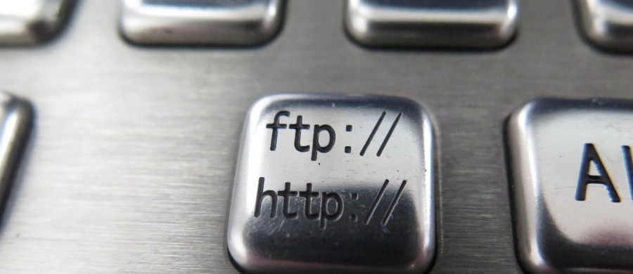 Są pierwsze akty oskarżenia i zatrzymania osób zarabiających na przemocy i patologiach w internecie - to patostreamerzy. Zjawisko jest coraz powszechniejsze, a jego twórcy dzięki wpłatom internautów zarabiają nawet 20 tys. zł miesięcznie - pisze wtorkowa "Rzeczpospolita".